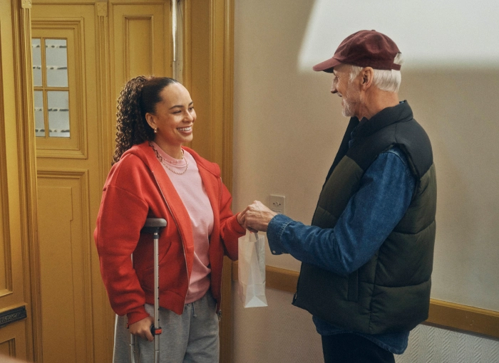 Frau mit Papiertüte